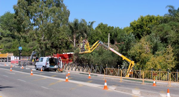 Estepona comienza las obras para ampliar las pasarelas peatonales del puente de La Cala