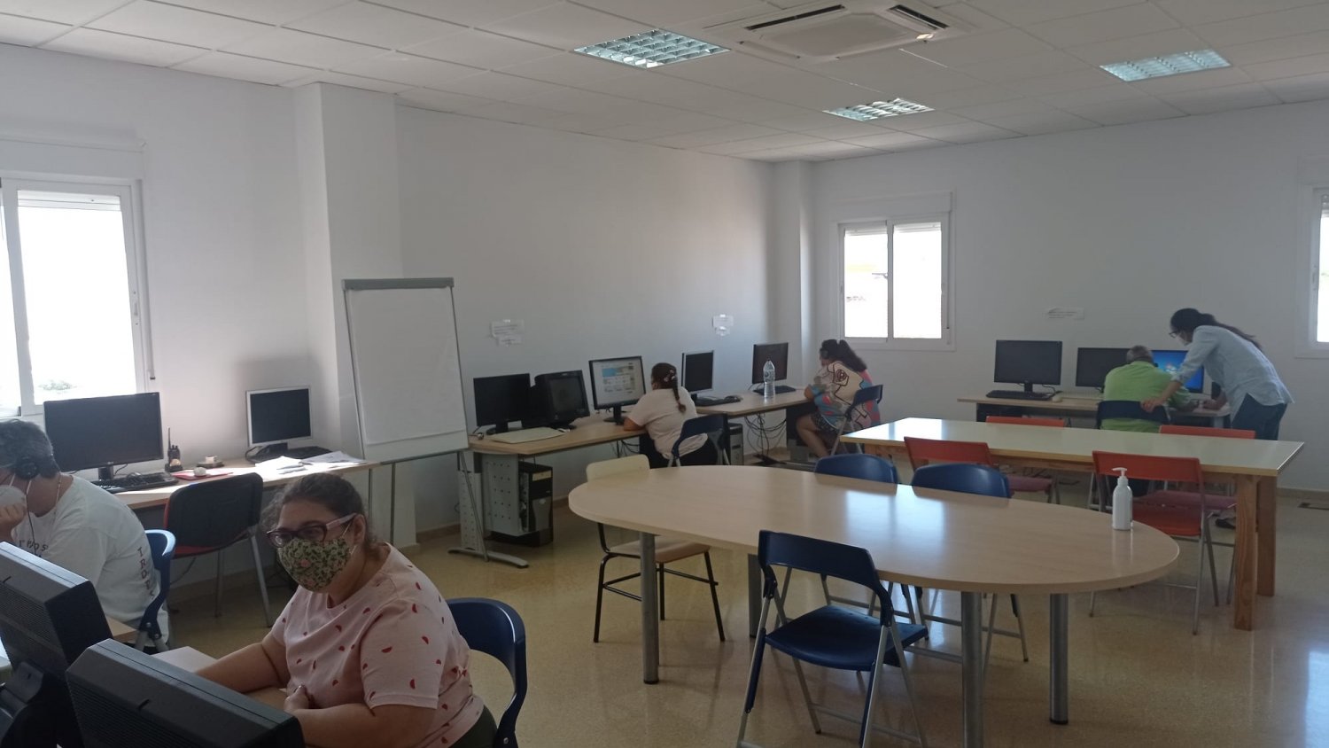 Diputación impulsa un proyecto para formar en redes sociales a personas con discapacidad de la Axarquía
