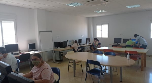 Diputación impulsa un proyecto para formar en redes sociales a personas con discapacidad de la Axarquía