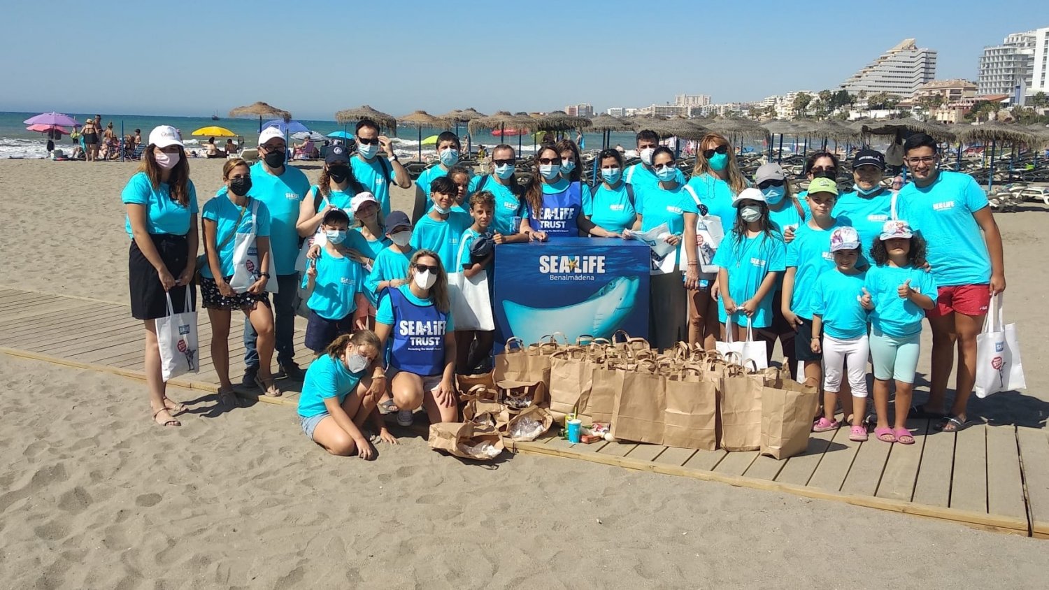 Sea Life organiza un evento de limpieza en la playa de Malapesquera de Benalmádena