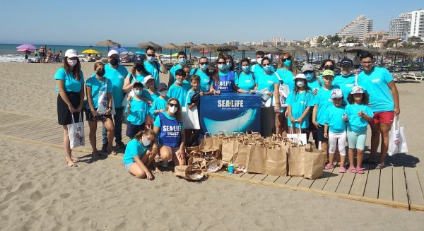 Sea Life organiza un evento de limpieza en la playa de Malapesquera de Benalmádena