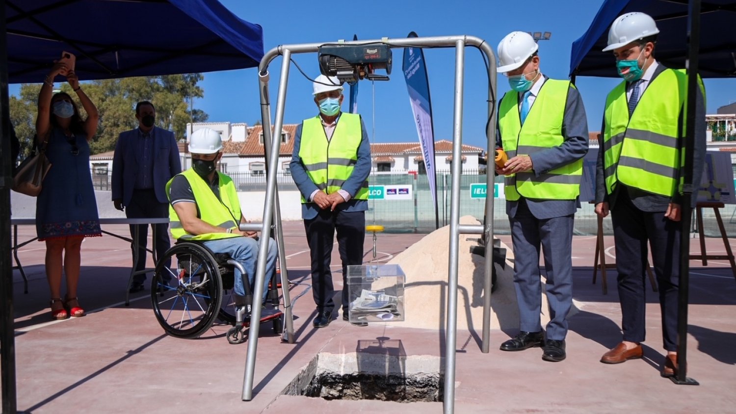 El alcalde pone la primera piedra del aparcamiento municipal Pío Baroja en Echevarría del Palo
