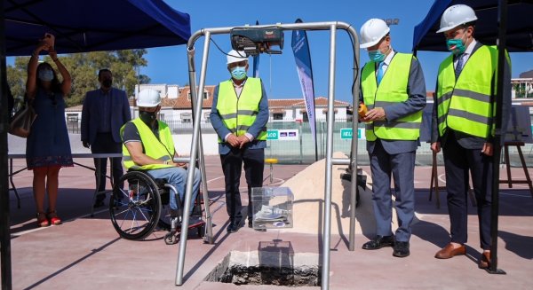 El alcalde pone la primera piedra del aparcamiento municipal Pío Baroja en Echevarría del Palo
