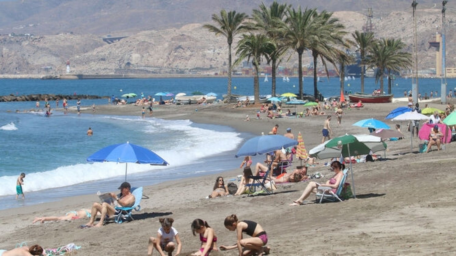 Las aguas de baño de las playas andaluzas continúan en niveles de calidad adecuados