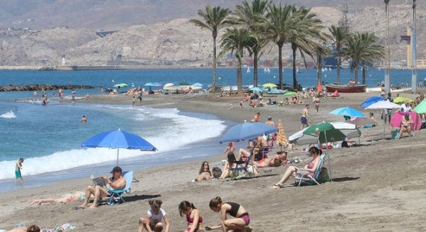 Las aguas de baño de las playas andaluzas continúan en niveles de calidad adecuados