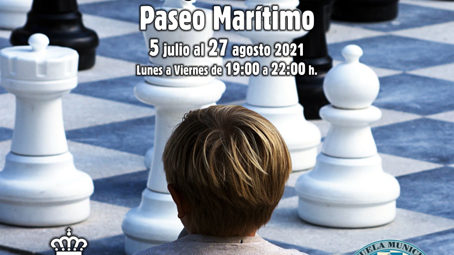 Estepona organiza partidas de ajedrez en los tableros del Paseo Marítimo todo el verano