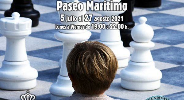Estepona organiza partidas de ajedrez en los tableros del Paseo Marítimo todo el verano