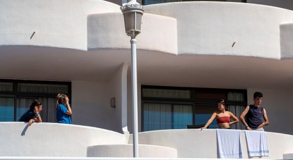 VOX pide a Moreno pide ayudar a las familias de los estudiantes retenidos en Mallorca
