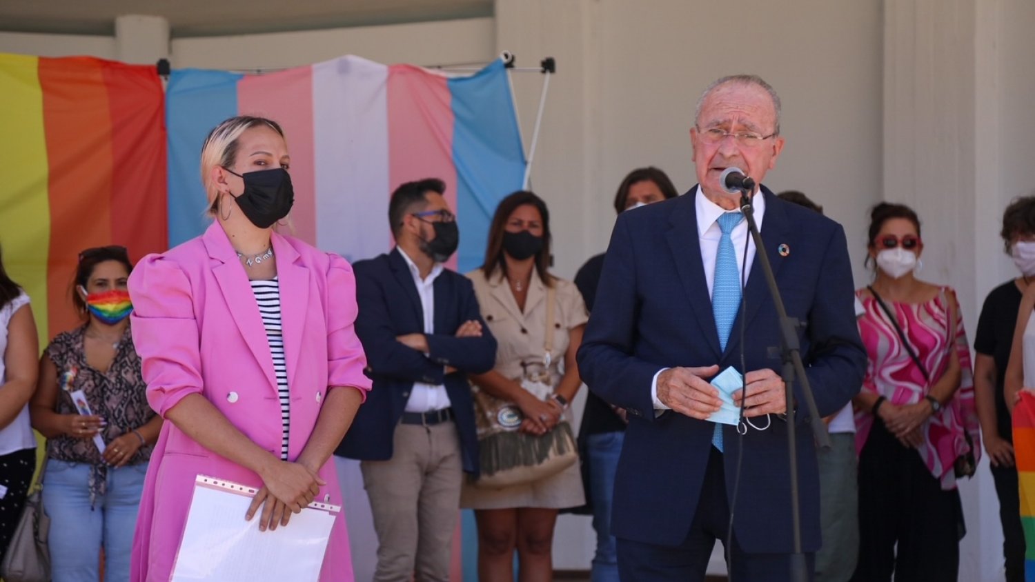 El alcalde de Málaga participa en la lectura del manifiesto del Día del Orgullo LGTBI