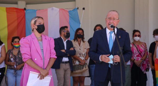 El alcalde de Málaga participa en la lectura del manifiesto del Día del Orgullo LGTBI