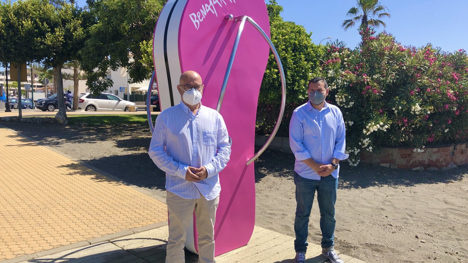Playas instala dos nuevas duchas tematizadas en el litoral de Benajarafe y La Caleta de Vélez