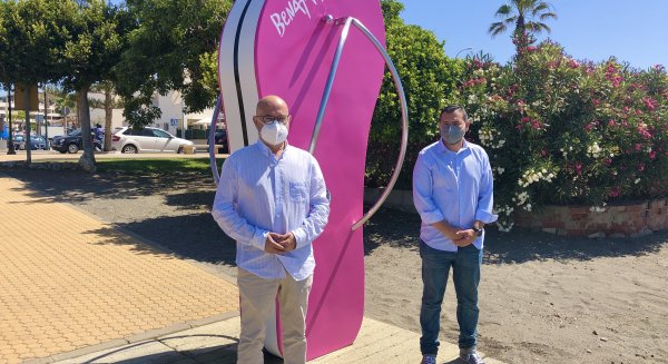 Playas instala dos nuevas duchas tematizadas en el litoral de Benajarafe y La Caleta de Vélez