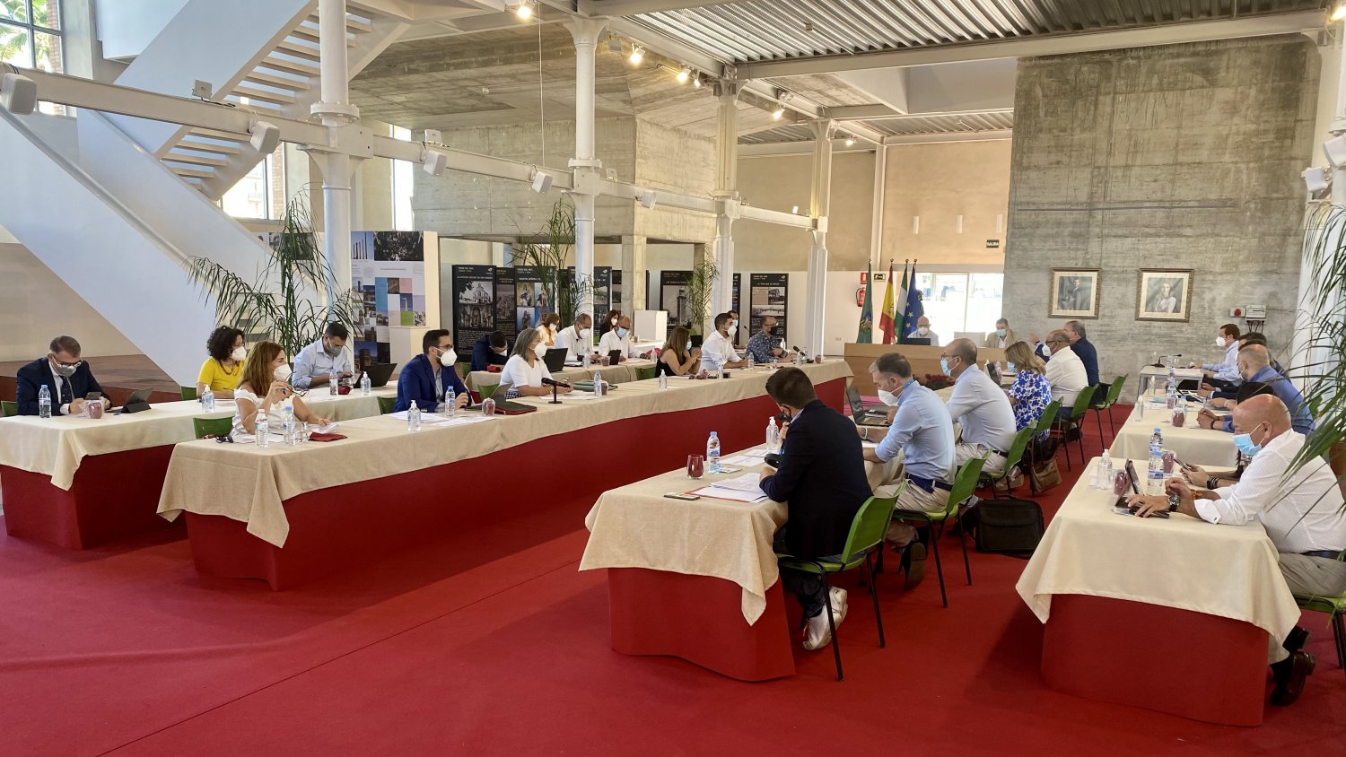 El pleno de Vélez-Málaga reafirma institucionalmente su apoyo al colectivo LGTBIQ+