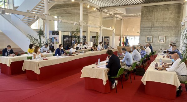 El pleno de Vélez-Málaga reafirma institucionalmente su apoyo al colectivo LGTBIQ+