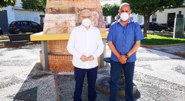 Medio Ambiente realiza mejoras en los jardines de la Plaza de San Roque de Vélez-Málaga