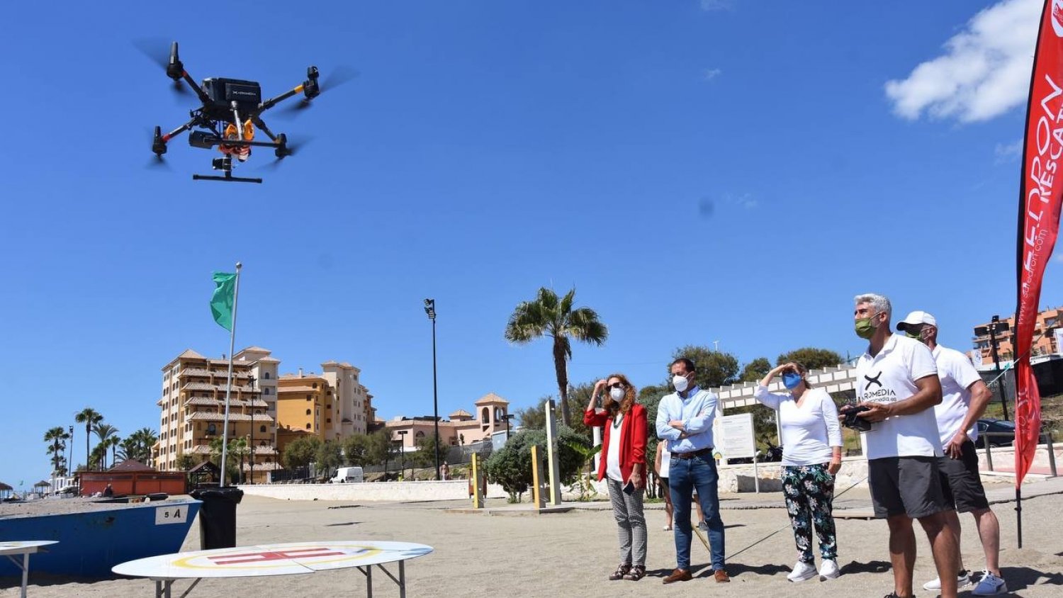 Fuengirola aumenta la seguridad de sus playas con el servicio de aerovigilancia con drones