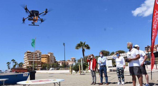 Fuengirola aumenta la seguridad de sus playas con el servicio de aerovigilancia con drones