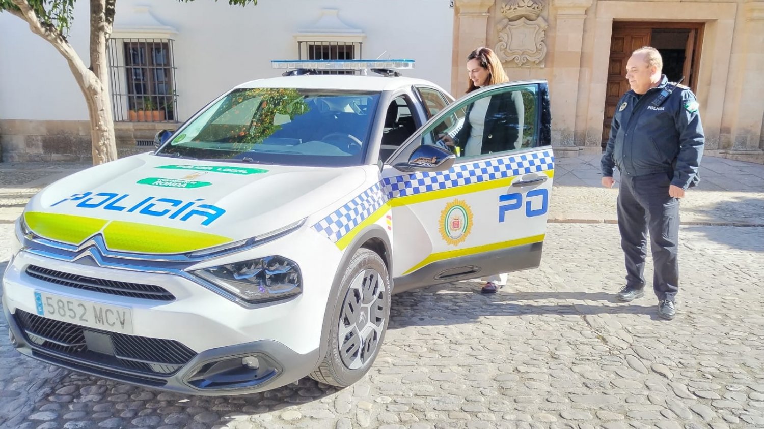 El Ayuntamiento presenta un nuevo vehículo de la Policía Local de Ronda