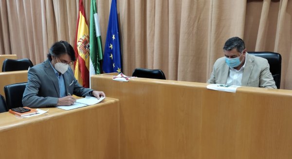 Vélez-Málaga y el COA Málaga firman un convenio para agilizar los trámites al ciudadano