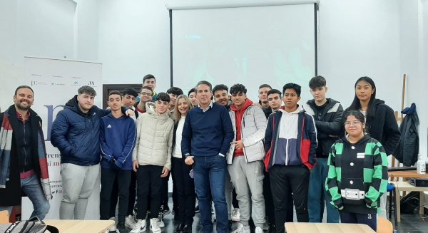 El periodista José Palacios reflexiona con el alumnado del IES Vicente Espinel sobre la importancia de contrastar las fuentes