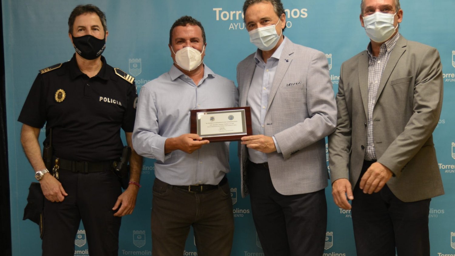 Torremolinos da un reconocimiento a Salvador Jiménez por su trayectoria en la Policía Local