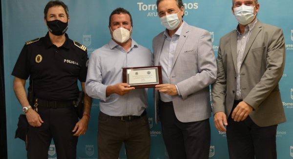 Torremolinos da un reconocimiento a Salvador Jiménez por su trayectoria en la Policía Local