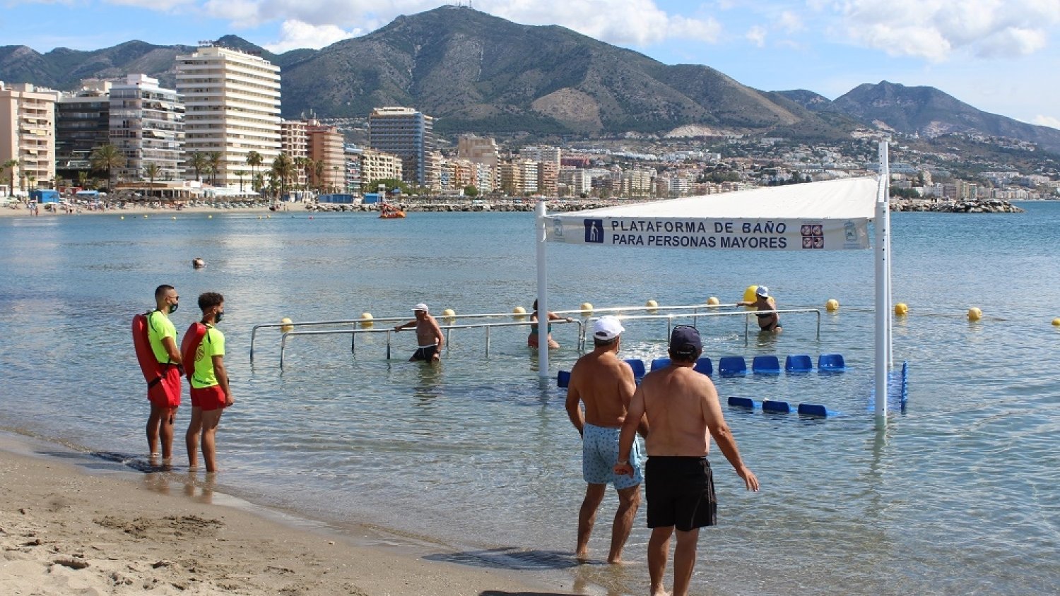 Fuengirola instala una plataforma adaptada en la playa de San Francisco