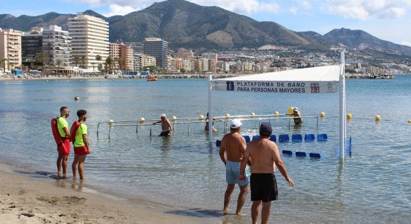 Fuengirola instala una plataforma adaptada en la playa de San Francisco