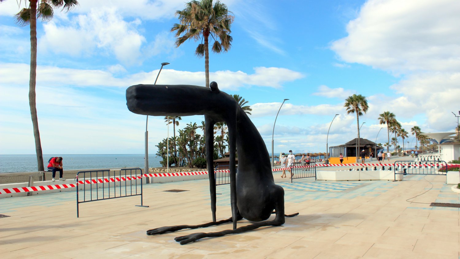 Estepona incorpora al patrimonio de la ciudad una escultura de Rafa Macarrón