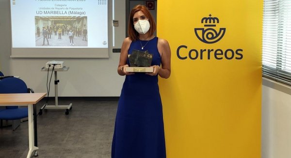 Correos de Marbella recibe su trofeo por el Premio Nacional a la Excelencia 2020
