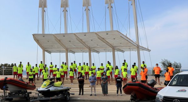Una plantilla de 75 personas garantizan la seguridad en las playas de Torrox