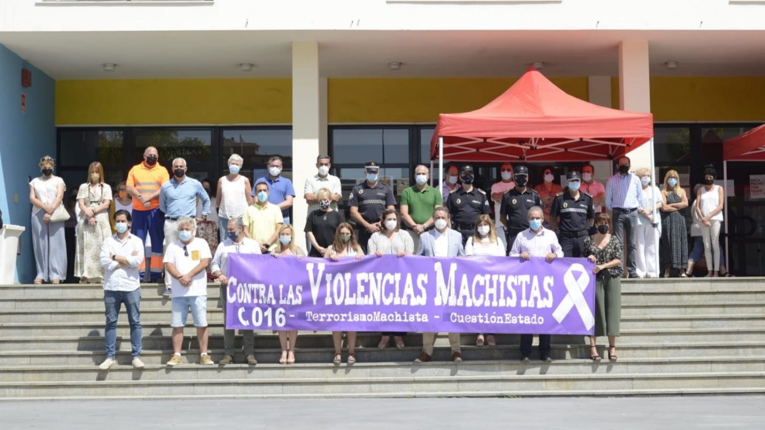 Torremolinos dedica un minuto de silencio por los últimos asesinatos de violencia de género
