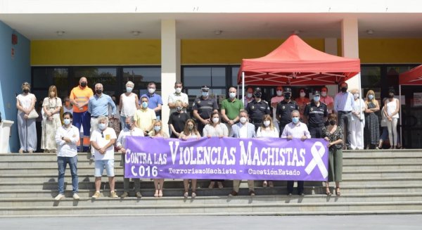Torremolinos dedica un minuto de silencio por los últimos asesinatos de violencia de género