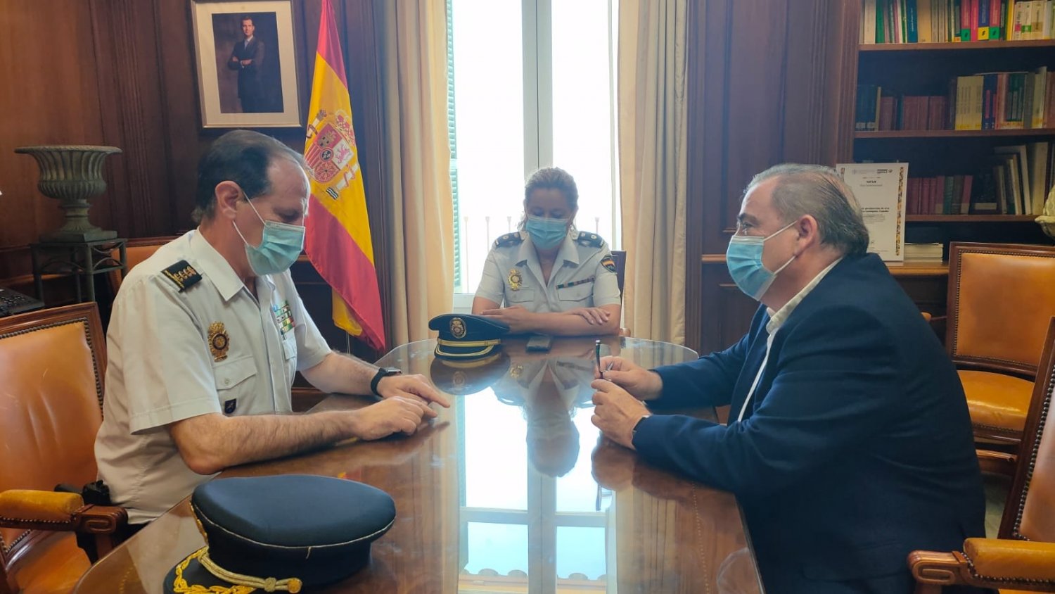 Reunión de despedida entre el subdelegado del gobierno en Málaga y el Comisario jefe provincial