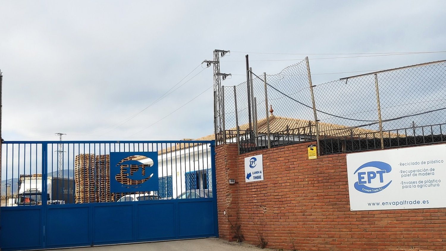 La Junta abre diligencias contra la empresa Envapal de Vélez por realizar taras de reciclaje