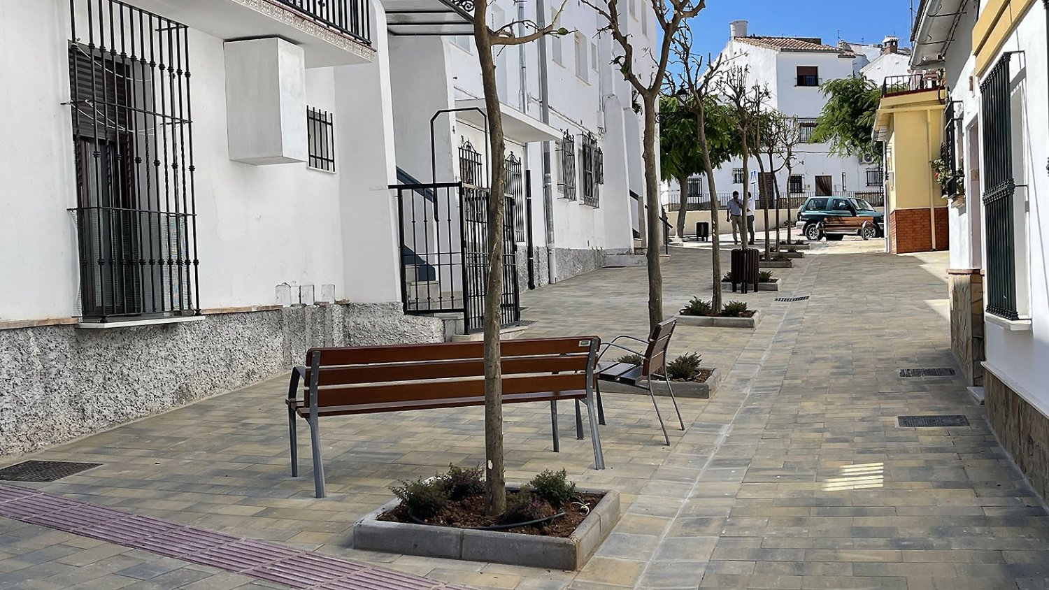 Terminadas las obras de remodelación integral de la calle Cervantes en el barrio Girón en Antequera