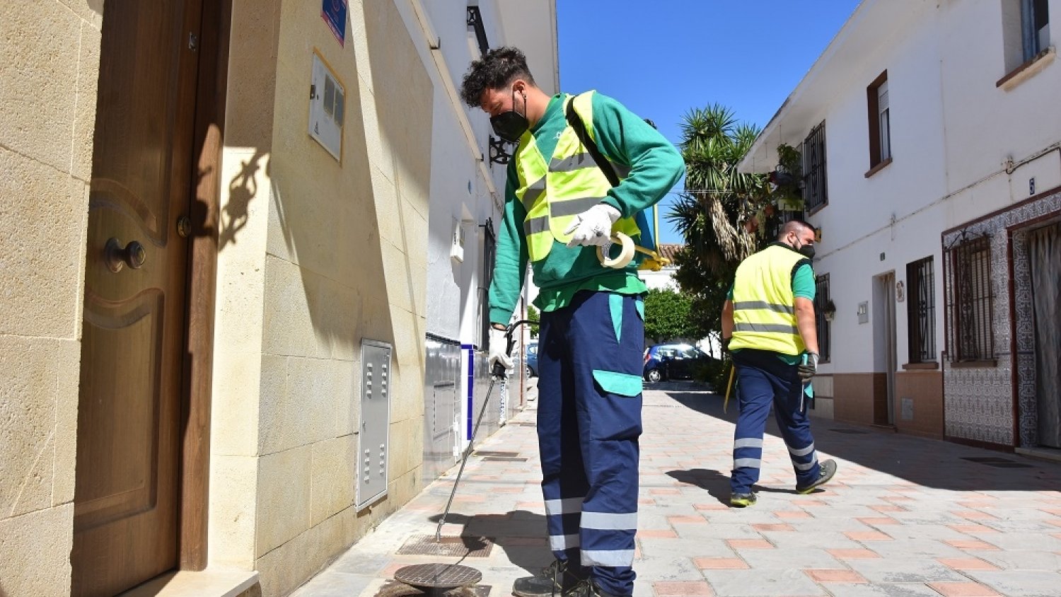 Fuengirola continúa desarrollando labores de desinsectación en todo el municipio