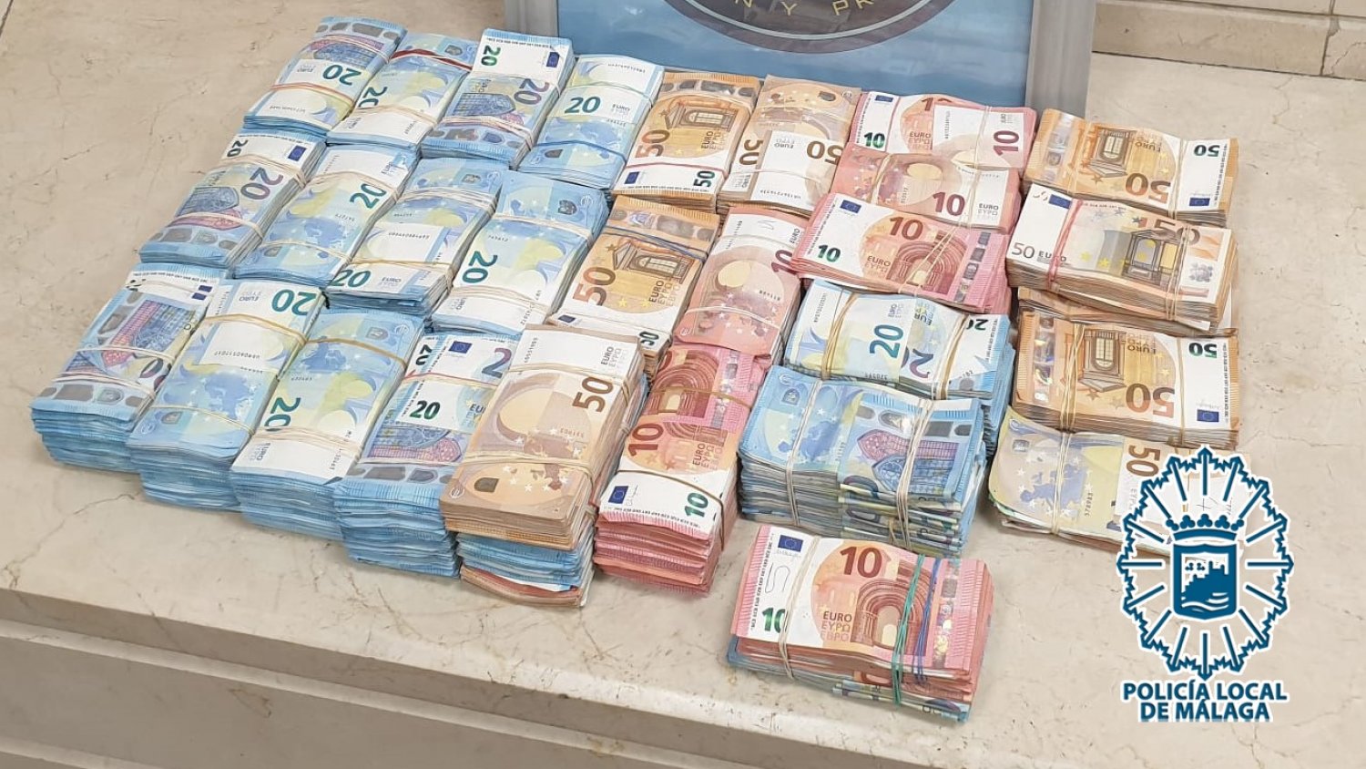 Detenido un hombre que llevaba 304.120 euros en su coche en la barriada de La Palmilla