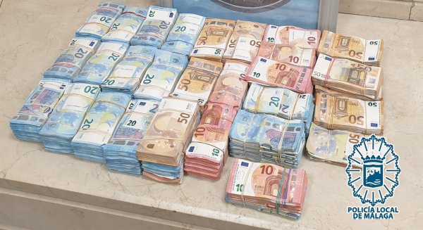 Detenido un hombre que llevaba 304.120 euros en su coche en la barriada de La Palmilla