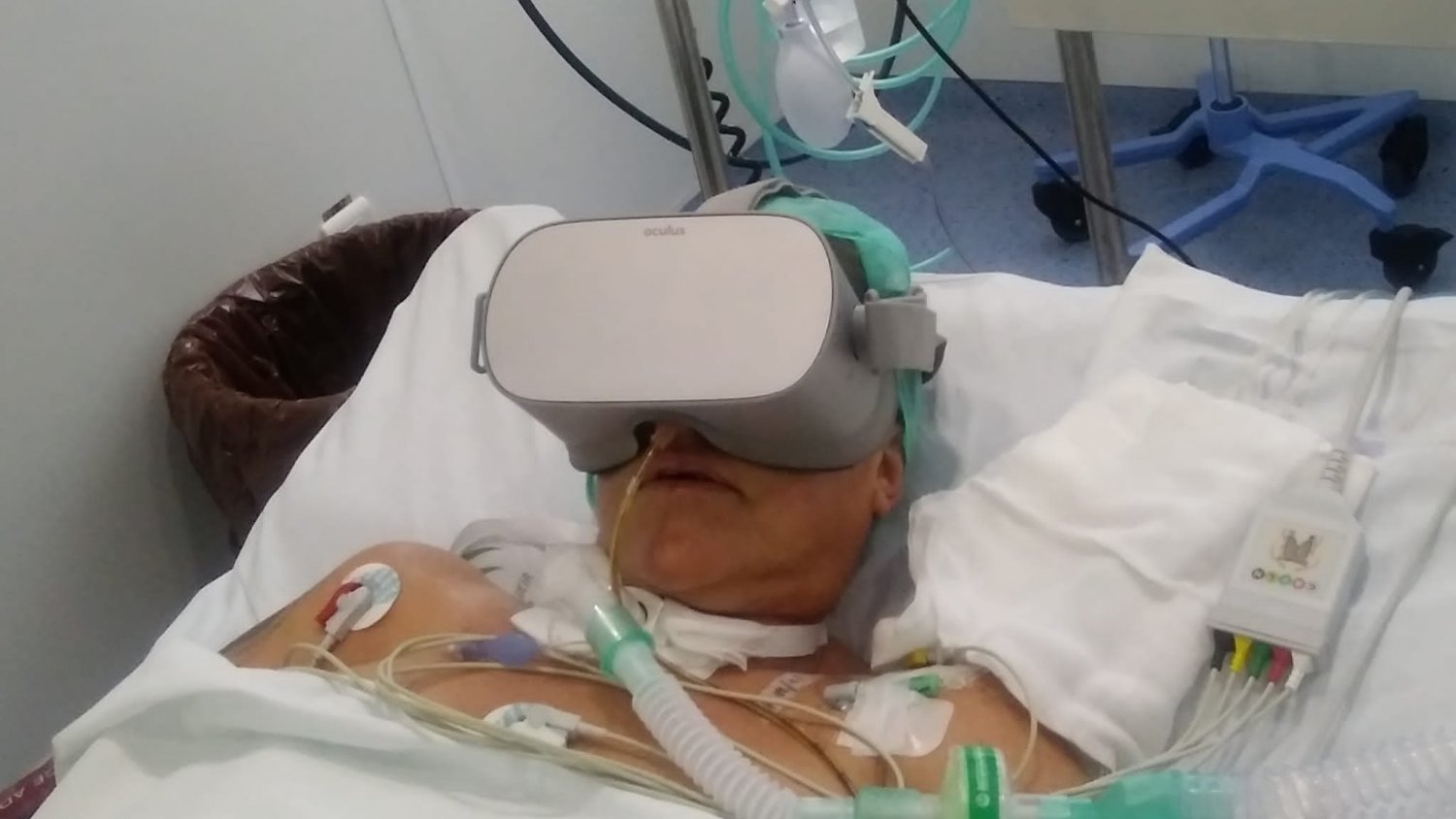 El Clínico pilota un programa de realidad virtual para pacientes ingresados en Medicina Intensiva
