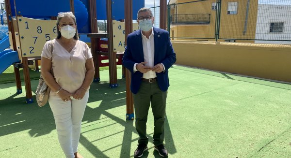 Vélez-Málaga ejecuta mejoras en los colegios valoradas en 311.000 euros a través del PFEA