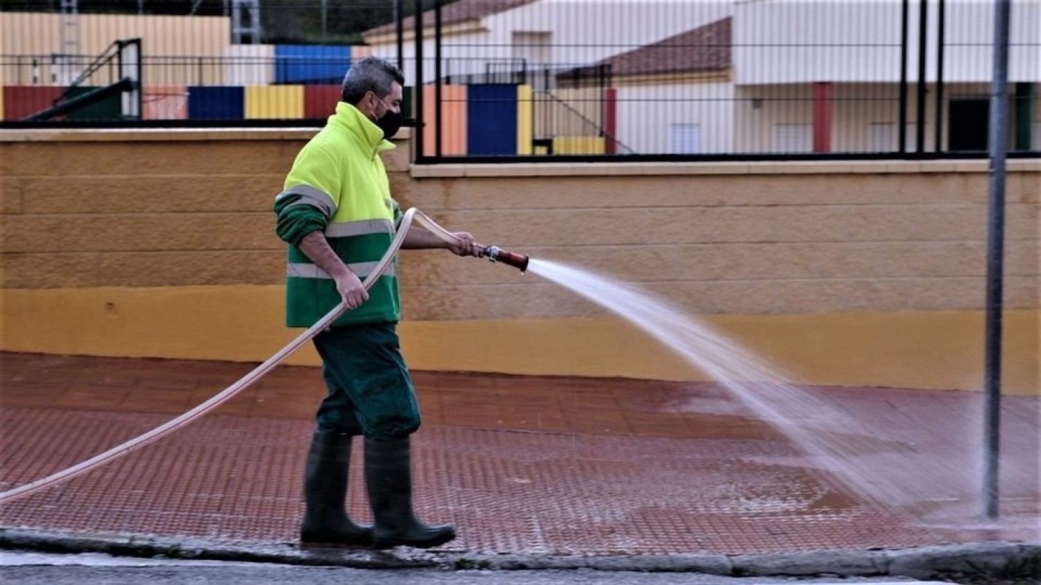 El Rincón activa un Plan de Limpieza con refuerzo de baldeos y desbroces en la vía pública