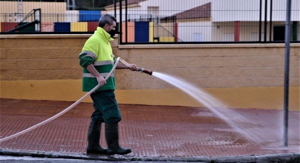 El Rincón activa un Plan de Limpieza con refuerzo de baldeos y desbroces en la vía pública