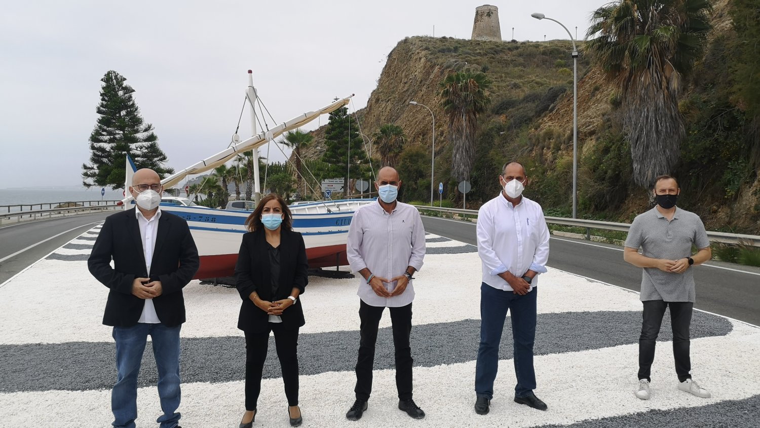 Lagos presenta la renovación de la glorieta de acceso a Vélez-Málaga por la zona más oriental