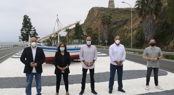 Lagos presenta la renovación de la glorieta de acceso a Vélez-Málaga por la zona más oriental