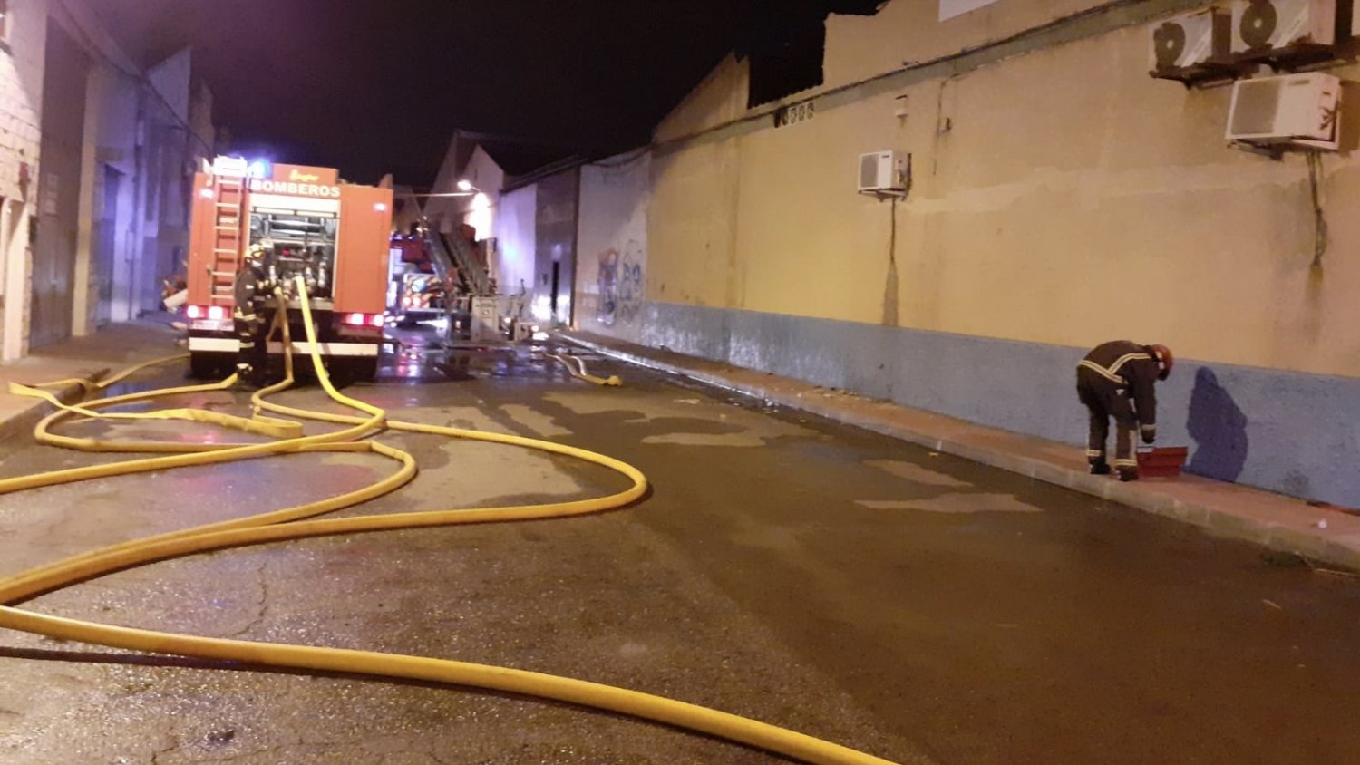 Los bomberos controlan un incendio declarado en una nave industrial del Polígono El Viso