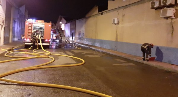 Los bomberos controlan un incendio declarado en una nave industrial del Polígono El Viso