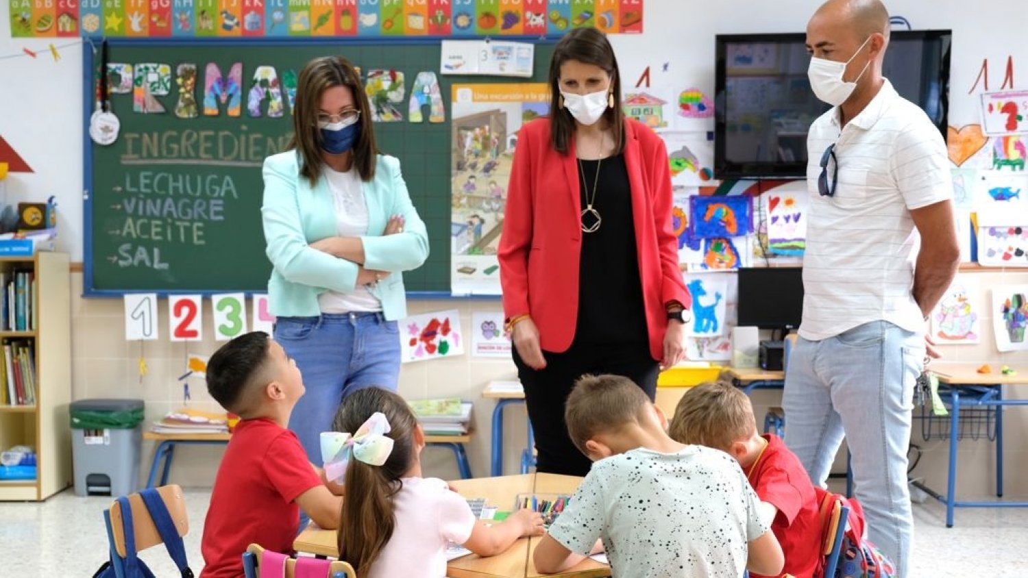 La delegada de Educación pone en valor la escuela pública rural en su visita al CPR Almijara