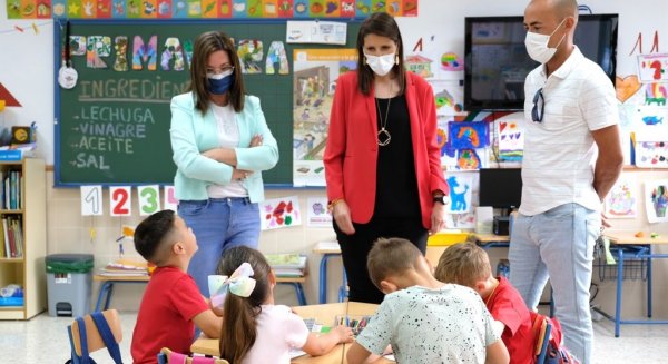 La delegada de Educación pone en valor la escuela pública rural en su visita al CPR Almijara