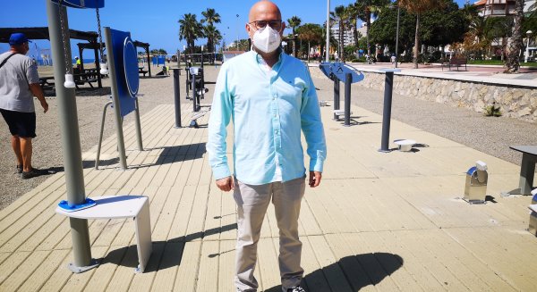La concejalía de Playas renueva la maquinaria deportiva del parque Senior de Torre del Mar
